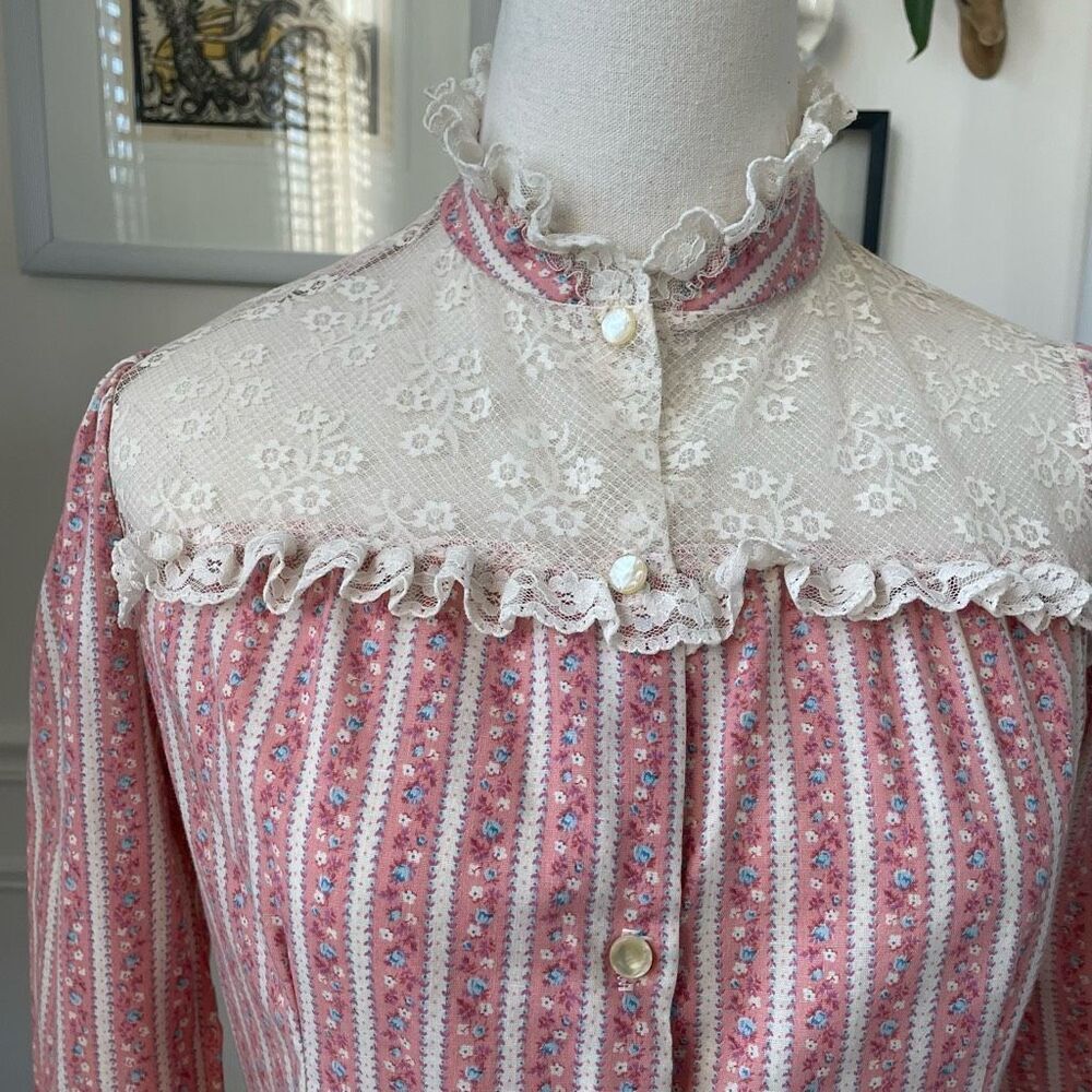 Vintage 70s Cottage Core Country Bicentennial Blouse Calico Lace S - Picture 2 of 9